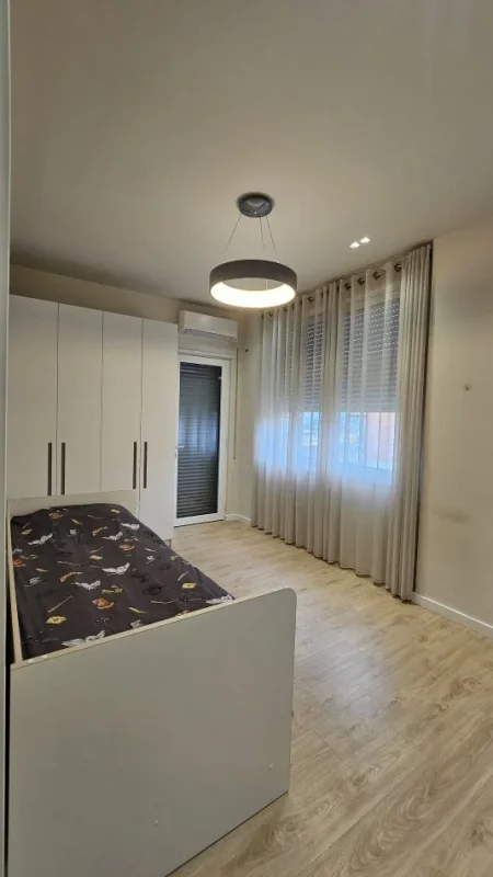 Tirane, jepet me qera apartament 3+1+Aneks+Ballkon Kati 2, 118 m² 1.200 € (RRUGA PETI)