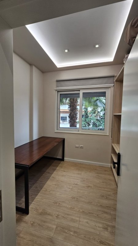 Tirane, jepet me qera apartament 3+1+Aneks+Ballkon Kati 2, 118 m² 1.200 € (RRUGA PETI)