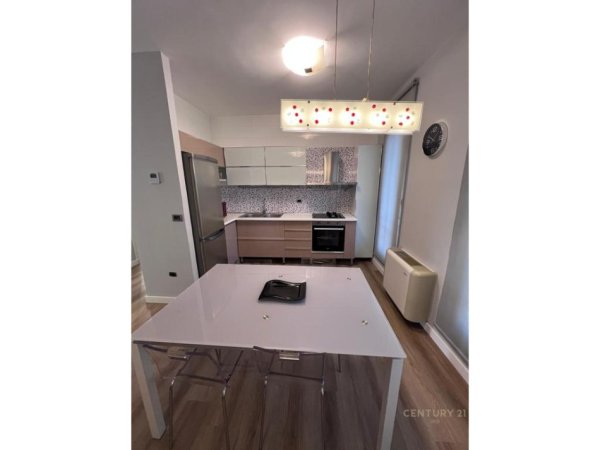 Tirane, jepet me qera apartament 2+1 Kati 4, 100 m² 800 € (MINISTRISE SE DREJTESISE)