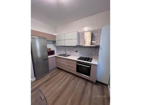 Tirane, jepet me qera apartament 2+1 Kati 4, 100 m² 800 € (MINISTRISE SE DREJTESISE)