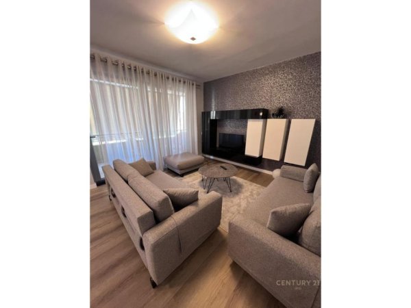 Tirane, jap me qera apartament 2+1+Ballkon Kati 4, 100 m² 800 € (Rruga Fortuzi, pranë Ministrisë së Drejtësisë)