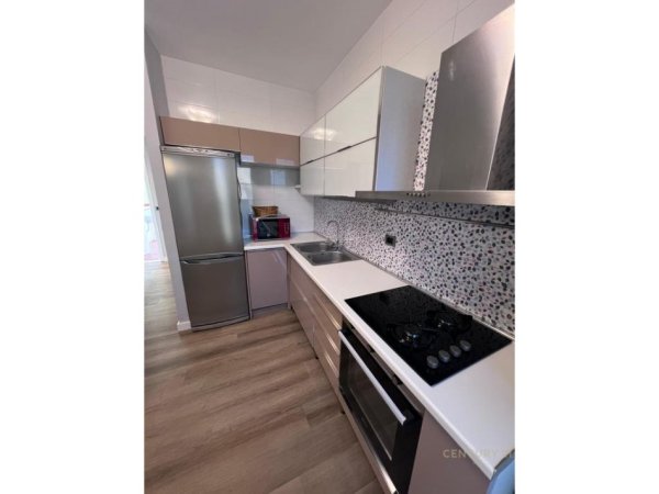 Tirane, jap me qera apartament 2+1+Ballkon Kati 4, 100 m² 800 € (Rruga Fortuzi, pranë Ministrisë së Drejtësisë)