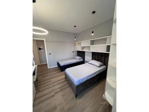 Tirane, jap me qera apartament 2+1+Ballkon Kati 4, 100 m² 800 € (Rruga Fortuzi, pranë Ministrisë së Drejtësisë)