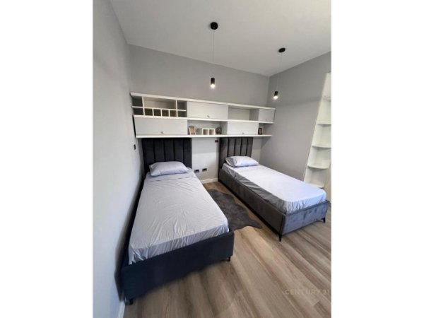 Tirane, jap me qera apartament 2+1+Ballkon Kati 4, 100 m² 800 € (Rruga Fortuzi, pranë Ministrisë së Drejtësisë)