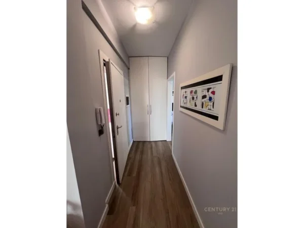 Tirane, jap me qera apartament 2+1+Ballkon Kati 4, 100 m² 800 € (Rruga Fortuzi, pranë Ministrisë së Drejtësisë)