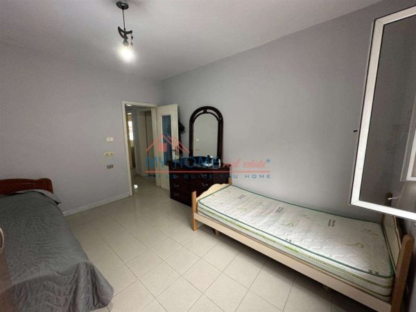 Tirane, jepet me qera apartament 2+1+Ballkon Kati 4, 80 m² 500 € (Bulevardi Zogu i Pare)