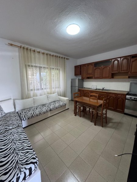Tirane, jepet me qera apartament 2+1+Parkim, Kati 1, 100 m² 250 €
