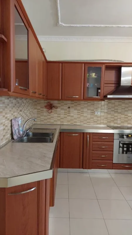 Tirane, jepet me qera apartament 2+1+Ballkon Kati 2, 95 m² 500 € (Kodra e diellit , te teqe eleonora)
