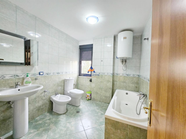 Tirane, jepet me qera apartament 3+1+Ballkon Kati 4, 132 m² 950 € (NE QENDER)