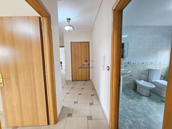 Tirane, jepet me qera apartament 3+1+Ballkon Kati 4, 132 m² 950 € (NE QENDER)
