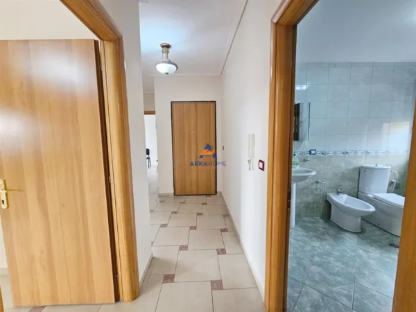 Tirane, jepet me qera apartament 3+1+Ballkon Kati 4, 132 m² 950 € (NE QENDER)