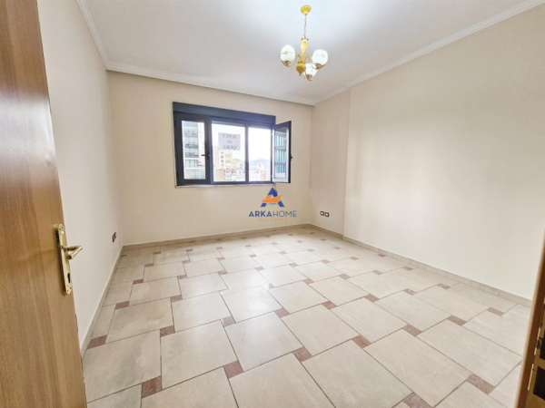Tirane, jepet me qera apartament 3+1+Ballkon Kati 4, 132 m² 950 € (NE QENDER)