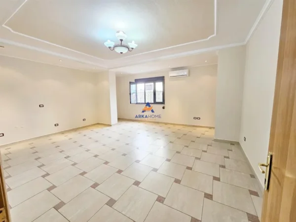 Tirane, jepet me qera apartament 3+1+Ballkon Kati 4, 132 m² 950 € (NE QENDER)