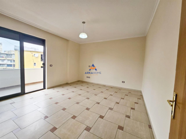 Tirane, jepet me qera apartament 3+1+Ballkon Kati 4, 132 m² 950 € (NE QENDER)