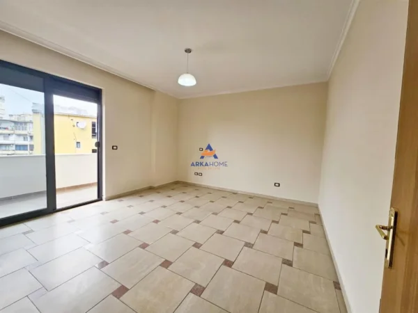 Tirane, jepet me qera apartament 3+1+Ballkon Kati 4, 132 m² 950 € (NE QENDER)