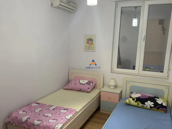 Tirane, jepet me qera apartament 2+1+Ballkon Kati 3, 90 m² 561 € (TE BRRYLI)