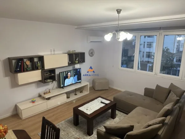 Tirane, jepet me qera apartament 2+1+Ballkon Kati 3, 90 m² 561 € (TE BRRYLI)