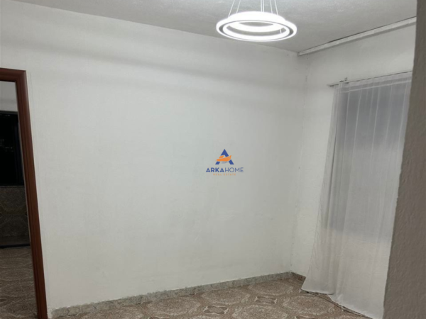 Tirane, jepet me qera apartament 1+1+Ballkon Kati 8, 400 € (PALLATI ME SHIGJETA)