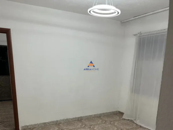 Tirane, jepet me qera apartament 1+1+Ballkon Kati 8, 400 € (PALLATI ME SHIGJETA)