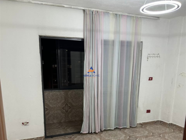 Tirane, jepet me qera apartament 1+1+Ballkon Kati 8, 400 € (PALLATI ME SHIGJETA)