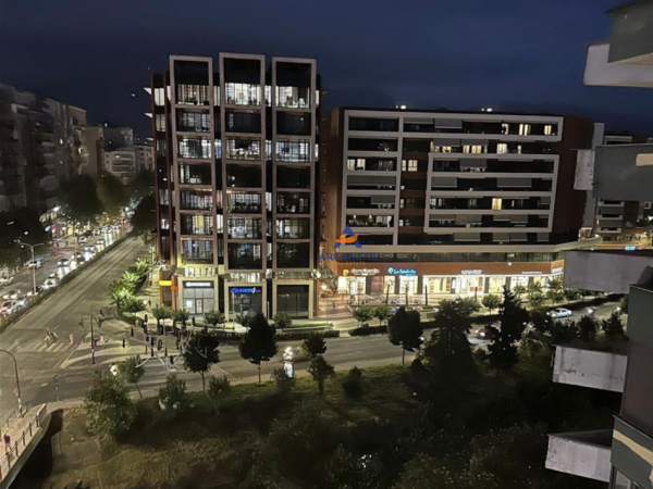 Tirane, jepet me qera apartament 1+1+Ballkon Kati 8, 400 € (PALLATI ME SHIGJETA)