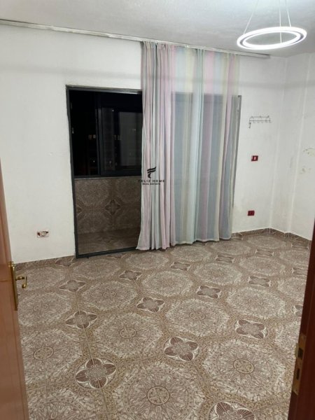 Tirane, jepet me qera apartament 1+1+Ballkon Kati 8, 65 m² 400 € (PALLATI ME SHIGJETA)