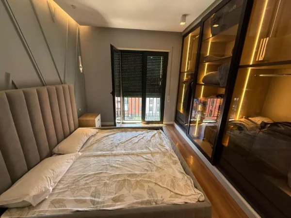 Tirane, shitet apartament 1+1+Ballkon , 77 m² 140.000 € 
