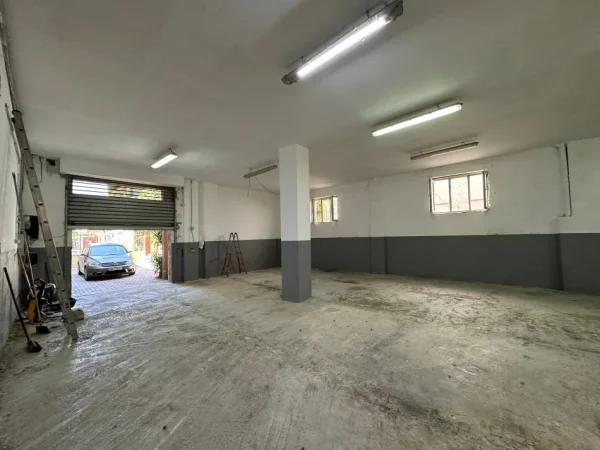 Tirane, jepet me qera magazine Kati 0, 260 m² 2.000 € (Siri Kodra)