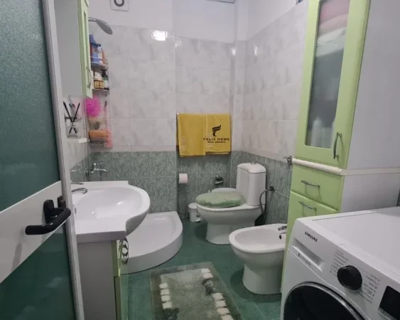 Tirane, jepet me qera apartament 1+1+Ballkon Kati 5, 70 m² 550 € (KONGRESI MANASTIRIT)