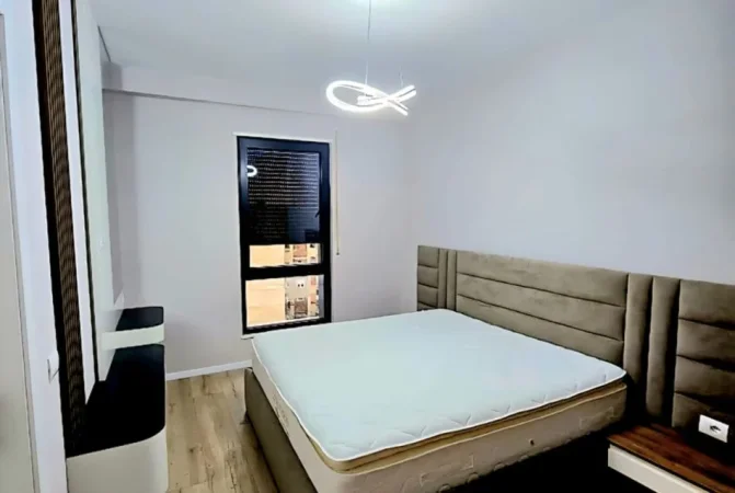 Tirane, jepet me qera apartament 2+1+Ballkon Kati 4, (rruga xhanfize keko)