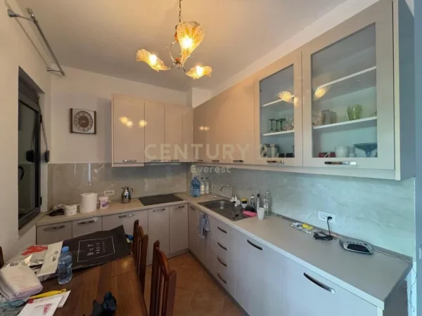 Tirane, shitet apartament 2+1+Ballkon Kati 1, 125 m² 260.000 € 