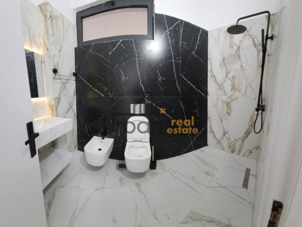 Tirane, jap me qera ambjent biznesi Kati 0, 130 m² 1.000 € (Pazari i Ri)