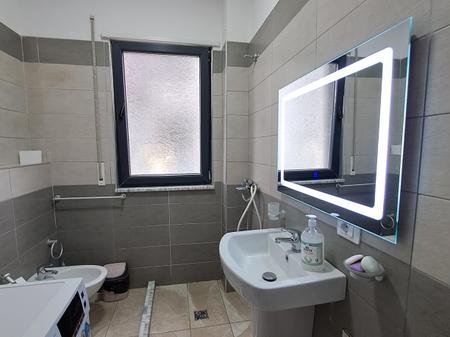 Tirane, jepet me qera apartament 2+1+2+Ballkon Kati 1, 85 m² 700 € (Don Bosko)