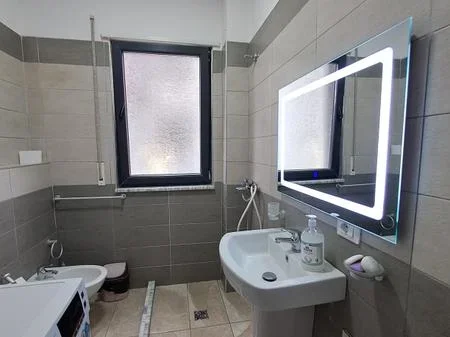 Tirane, jepet me qera apartament 2+1+2+Ballkon Kati 1, 85 m² 700 € (Don Bosko)