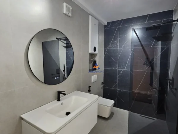 Tirane, jepet me qera apartament duplex 2+1+Ballkon Kati 4, 130 m² 1.300 € (NE QENDER)
