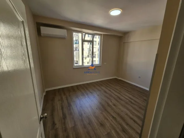 Tirane, jepet me qera apartament duplex 2+1+Ballkon Kati 4, 130 m² 1.300 € (NE QENDER)