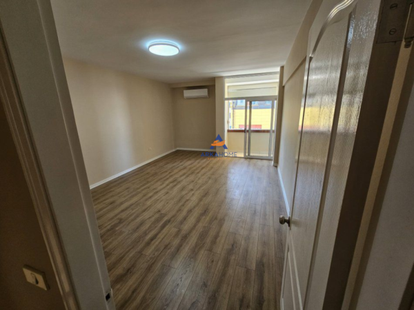 Tirane, jepet me qera apartament duplex 2+1+Ballkon Kati 4, 130 m² 1.300 € (NE QENDER)