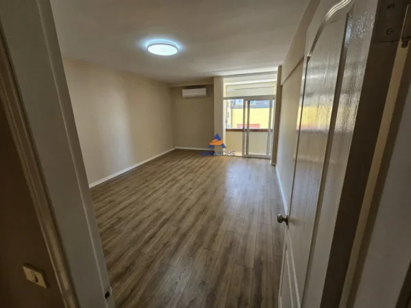 Tirane, jepet me qera apartament duplex 2+1+Ballkon Kati 4, 130 m² 1.300 € (NE QENDER)