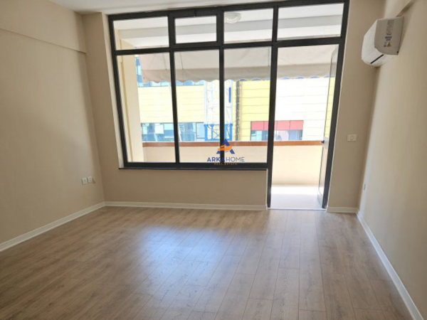 Tirane, jepet me qera apartament duplex 2+1+Ballkon Kati 4, 130 m² 1.300 € (NE QENDER)