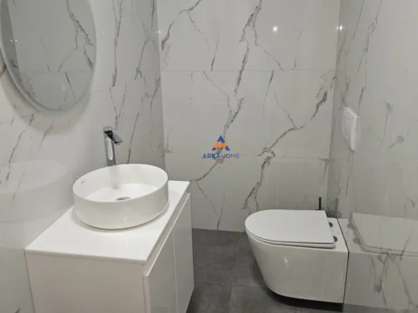Tirane, jepet me qera apartament duplex 2+1+Ballkon Kati 4, 130 m² 1.300 € (NE QENDER)