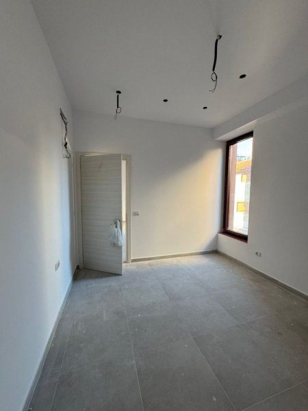Tirane, jepet me qera ambjent biznesi , 50 m² 1.000 € 