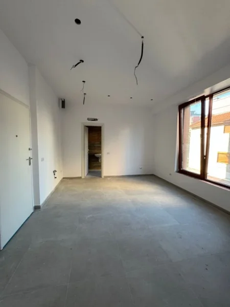 Tirane, jepet me qera ambjent biznesi , 50 m² 1.000 € 