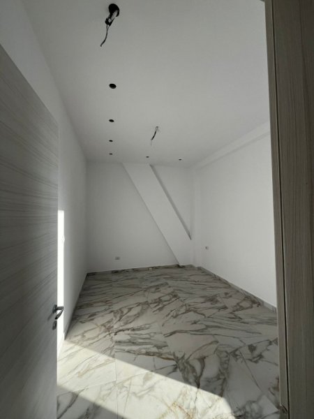 Tirane, jepet me qera dyqan Kati 1, 79 m² 1.500 € 