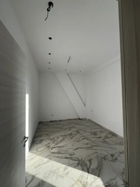 Tirane, jepet me qera zyre Kati 1, 80 m² 1.500 € 