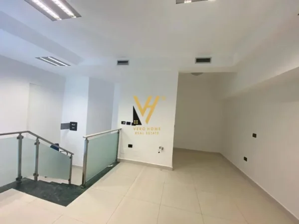 Tirane, jepet me qera dyqan Kati 0, 40 m² 250 € (KODRA E DIELLIT)