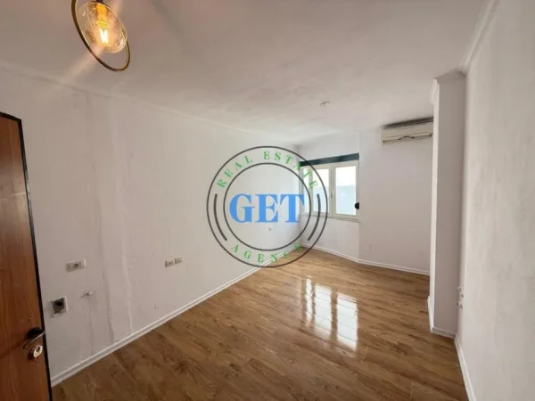 Durres, shitet garsonier 1+1 Kati 6, 