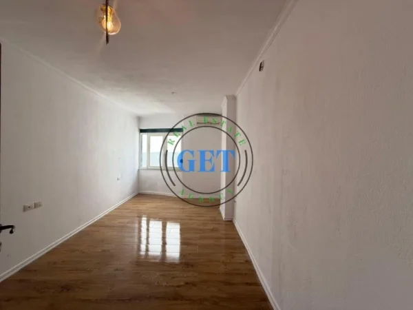 Durres, shitet garsonier 1+1 Kati 6, 