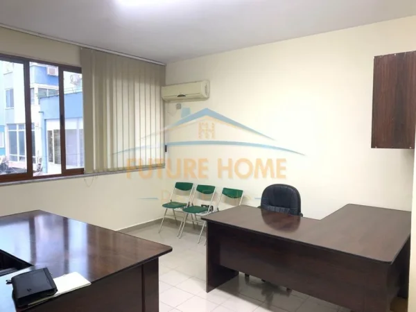 0683487469 Tirane, jepet me qera ambjent biznesi Kati 1, 30 m² 450 € (ISH EKSPOZITA)