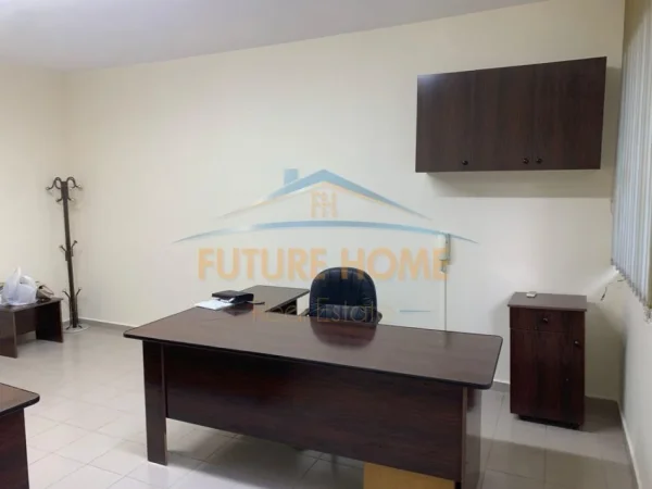 0683487469 Tirane, jepet me qera ambjent biznesi Kati 1, 30 m² 450 € (ISH EKSPOZITA)