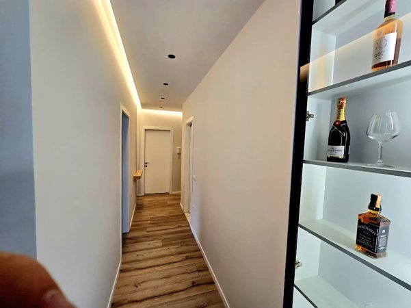 Tirane, jepet me qera apartament 2+1 Kati 4, 110 m² 1.000 € (porcelan)